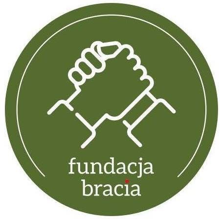 Okrągłe logo na zielonym tle z białym konturem dwóch dłoni złączonych w silnym uścisku. Pod symbolem widnieje nazwa "fundacja bracia", gdzie kropka nad "i" jest wyróżniona kolorem czerwonym.
